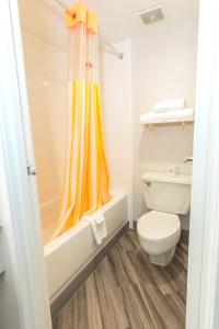 King Room - Smoking  room in La Quinta Inn by Wyndham Clute Lake Jackson