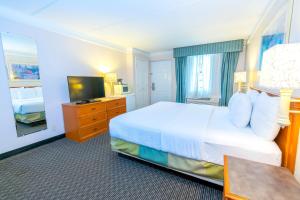 King Room - Non-Smoking room in La Quinta Inn by Wyndham Clute Lake Jackson