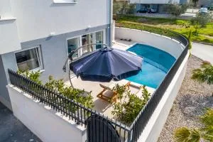 Urban Villa With Private Pool - Strožanac