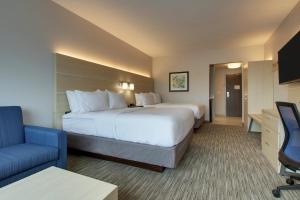 Queen Suite with Two Queen Beds room in Holiday Inn Express & Suites - Elizabethtown North an IHG Hotel