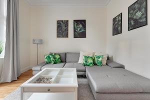 Lion Apartments - Palermo Spacious Family Apartment 3 min walk from the beach