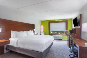 King Room - Disability Access Hearing Accessible - Roll-In Shower room in Holiday Inn Express & Suites Augusta West - Ft Gordon Area an IHG Hotel
