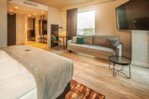 Holiday Inn - the niu, Fender Amsterdam