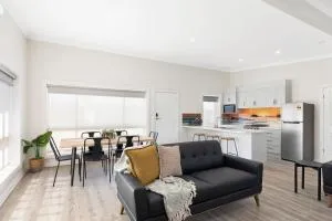 Luxury Apartments and Motel Rooms - Free Wifi - Close To Beach - Kongorong