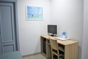 Economic interior Double or Twin room room in Ramblas Hotel