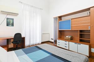 GuestHost - Vittorio Emanuele & Via Roma Colorful Apartment