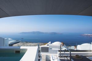 Junior Suite with Outdoor Hot Tub and Caldera View