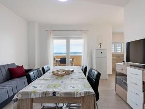 Simplistic Apartment in Neviđane with Balcony