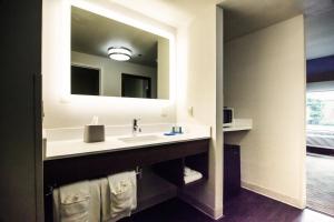 Standard Queen Room with Two Queen Beds room in Holiday Inn Express Hotel & Suites Brentwood North-Nashville Area an IHG Hotel