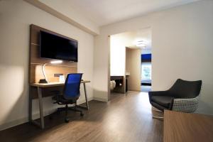 Holiday Inn Express Hotel & Suites Nashville Brentwood 65S