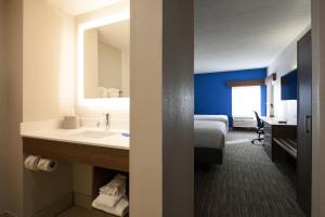 Holiday Inn Express Hotel & Suites Nashville Brentwood 65S