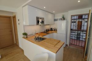 New sunny close to the beach sea views
