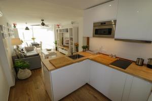New sunny close to the beach sea views