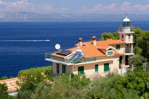 Chalet Unique seaside villa with pool Vela Luka (Vallegrande) Croazia