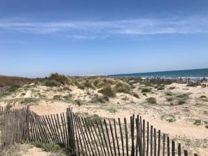 Appartements La Grande Motte T2 vue sur la mer et les dunes, piscine, clim : photos des chambres