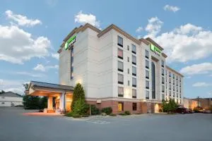Holiday Inn Express & Suites Bloomington by IHG - Hobbieville