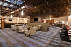 Holiday Inn Oakville Centre by IHG