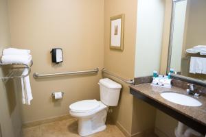 Standard Queen Room with Two Queen Beds - Communications Accessible room in Holiday Inn Express & Suites Northwood an IHG Hotel