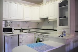 Mar y piscina en Costa del Silencio