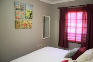 Mar y piscina en Costa del Silencio