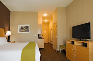 King Room - Mobility Access/Hearing Accessible room in Holiday Inn Express Hotel and Suites Borger an IHG Hotel
