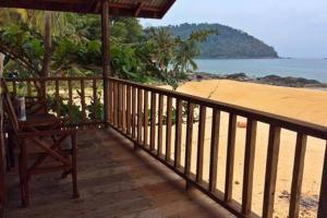 Beachfront Hut Downstairs Astra - Beach Shack Chalet