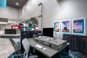 Holiday Inn Express & Suites - Charlotte Airport by IHG