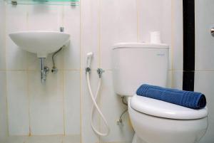 Minimalist and Homey 1BR Grand Kamala Lagoon Apartment By Travelio