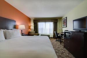 King Room room in Holiday Inn Express Hotel & Suites Kansas City Sports Complex an IHG Hotel