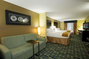 Queen Suite with Two Queen Beds room in Holiday Inn Express & Suites Morrilton an IHG Hotel