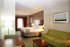 King Suite with Sofa Bed room in Holiday Inn Express Vicksburg an IHG Hotel