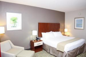 King Room room in Holiday Inn Express Vicksburg an IHG Hotel