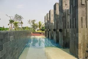 Minimalist and Comfy 1BR CitraLake Suites Apartment By Travelio