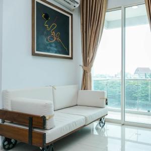 Minimalist and Comfy 1BR CitraLake Suites Apartment By Travelio