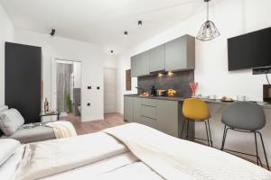 Deluxe Apartments & Rooms "In the Center"