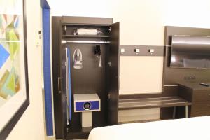 Deluxe King Room room in Holiday Inn Express & Suites - St. Louis South - I-55 an IHG Hotel