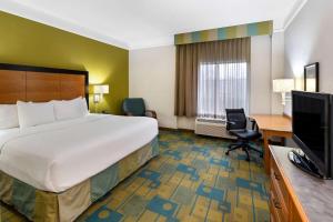 Deluxe King Room room in La Quinta by Wyndham Greenville Haywood