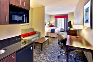 King Suite - Non-Smoking room in Holiday Inn Express & Suites Oak Ridge an IHG Hotel