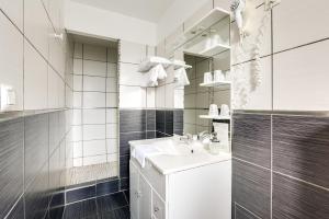 Hotels Hotel Du Midi : photos des chambres