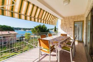Apartment Lory with a sea view near the beach