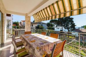 Apartment Lory with a sea view near the beach