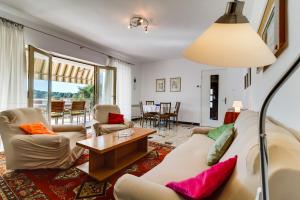 Apartment Lory with a sea view near the beach