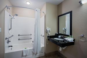 Holiday Inn Express & Suites - Green Bay East by IHG