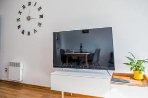 City View Apartment With 2 Bedrooms and Free Garage