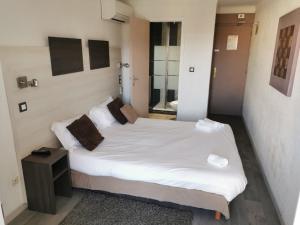 Hotels Logis Les Charmettes : photos des chambres