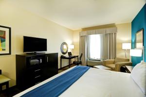 King Room - Disability Access Tub/ Non-Smoking room in Holiday Inn Express & Suites Houston Northwest-Brookhollow an IHG Hotel