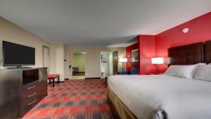 Deluxe Suite room in Holiday Inn Express & Suites Jackson Downtown - Coliseum an IHG Hotel