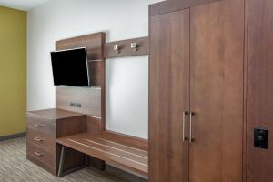 Standard King Room with Roll-in Shower - Mobility Accessible room in Holiday Inn Express Hotel and Suites Texarkana an IHG Hotel