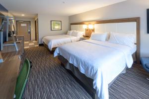 Standard Queen Room with Two Queen Beds and Roll-In Shower - Mobility Access room in Holiday Inn Express & Suites Jamestown an IHG Hotel