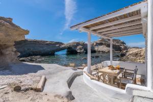 AQUA HOUSE Milos Greece